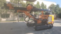 Foreuse rotative sur chenilles en acier allié avec moteur diesel pour le forage de trous de dynamitage DTH dans les mines et la dynamatisation des roches