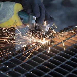 Échelles industrielles en acier personnalisables avec rampes et marches en métal - Product Image 2