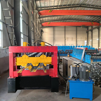 Machine de formage à froid pour tôles d'acier, destinée aux coffrages métalliques permanents et aux supports de planchers en béton dans les bâtiments commerciaux modernes