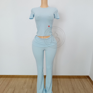 Ensemble de vêtements de yoga pour femmes en deux pièces, avec logo personnalisé, bandeau, t-shirt à manches courtes en coton et pantalon évasé, ensembles de vêtements de détente en deux pièces - Product Image 4