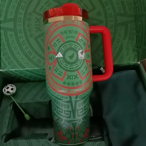 Set de Regalo de Vaso Térmico de Acero Inoxidable de Doble Pared con Aislamiento al Vacío de 40oz, con Logotipo Personalizado de la Copa Mundial de Fútbol 2026 y Mascotas Oficiales - Product Image 5
