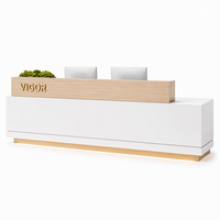 Comptoir de réception simple en bois blanc avec bande LED, personnalisable avec la marque, pour hall d'hôtel ou réception.