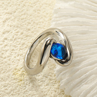 Bague en acier inoxydable torsadée polie à bande ouverte, incrustée d'une pierre noire ovale, bijou de mode