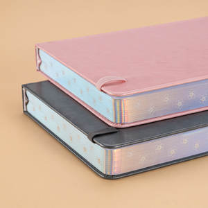 Carnet A5 Sakura en cuir PU avec couverture gaufrée à l'or, bordure argentée, journal à grille de points avec ruban et bande élastique - Product Image 4