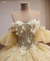 Robe de mariée élégante style princesse, épaules dénudées, avec décolleté cœur, laçage, dentelle complexe et traîne royale