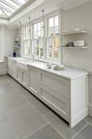 Armoire de cuisine moderne Alland, blanche, à panneaux encastrés, sans poignée, peinte, style Shaker, en bois massif, avec quartz/marbre artificiel, charnière, robinet