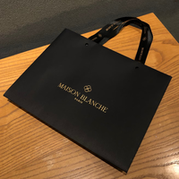 Sac en papier de luxe noir mat avec poignée en ruban et logo doré pour emballage de bijoux, vêtements et cosmétiques en gros