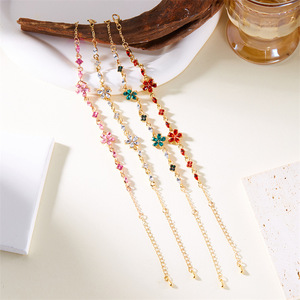 Pulsera de Cadena y Eslabones con Flores de Cristal Chapada en Oro, Delicada, Colorida y Moderna para Verano, Pulsera de Cadena Floral de Cristal, Pulsera de Trébol - Product Image 2