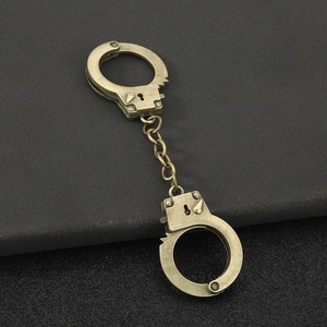 Llavero con Colgante <span class=keywords><strong>de</strong></span> Esposas Miniatura, Novedoso Accesorio Metálico Multicolor con Temática Policial, Cadena para Bolso, Regalos Modernos y Atrevidos - Product Image 3