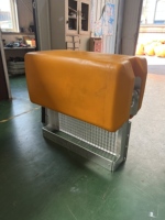 Barrières flottantes utilisées pour le nettoyage des rivières et des océans ont des grilles métalliques qui piègent efficacement les déchets, les plantes aquatiques et le bois.