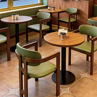 Combinaison table et chaise de restaurant sur mesure en bois massif avec coussin en cuir PU pour café, bistro et lieux de restauration décontractée