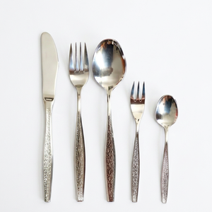 Juego de cubiertos modernos de acero inoxidable con mango martillado, cuchillo, tenedor y cuchara, pulido espejo, resistente al óxido, para bodas y cenas. - Product Image 1