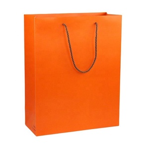 ถุงกระดาษช้อปปิ้งของขวัญสุดหรู OEM แบบกําหนดเองพร้อมโลโก้ของคุณเอง - Product Image 2