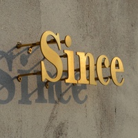 Papan Huruf Stainless Steel Lapisan Titanium Gold Brushed, Papan Dinding Terangkat dengan Dudukan Standoff, Logo Bisnis Kustom untuk Luar Ruangan