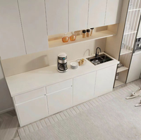 Un meuble avec un placard de cuisine droit, une console de bar intégrée pour bureau et une évier