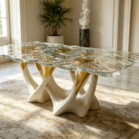 Table à manger en verre ondulé de luxe, base sculpturale artistique avec accent doré pour villa et maison de luxe