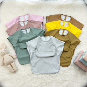 Bavoir pour bébé avec poches, tablier imperméable sans manches en similicuir PU, attrape-miettes pour la <span class=keywords><strong>maternelle</strong></span> - Product Image 1