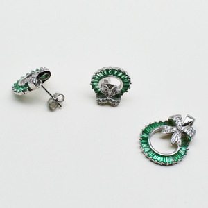 <span class=keywords><strong>Set</strong></span> di Gioielli Trendy in Argento Sterling S925 Placcato Rodio con Orecchini a Perno e Ciondolo a Forma di Ghirlanda Natalizia con Smeraldo Verde Baguette - Product Image 4