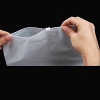 Échantillon gratuit Sacs d'emballage en plastique zip-lock compostables personnalisés en blanc mat givré pour vêtements Sac à fermeture éclair 160 microns