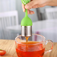 Infuseur de boule de thé d'acier inoxydable de poignée de silicone de forme de fruit avec la soucoupe