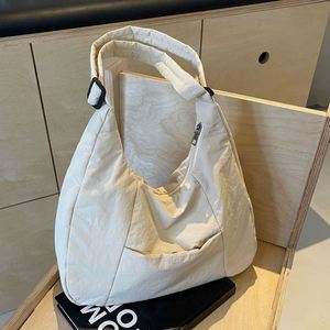 Sac fourre-tout matelassé en coton de couleur unie pour femme, grande capacité, style rétro, avec logo personnalisé, promotionnel, à porter à l'épaule – Collection Automne - Product Image 3