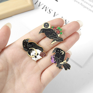 Broche de cuervo joyería Animal de dibujos animados Cuervo calavera Rosa insignia de Metal al por mayor alfileres de solapa para ropa mochila Pin broches decorativos - Product Image 4
