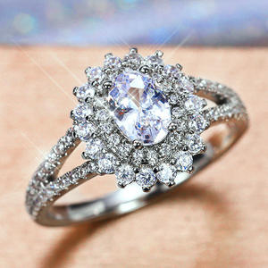 Anello F744 con Diamante Naturale Taglio Ovale, Classico Anello di Fidanzamento per Donna - Product Image 2