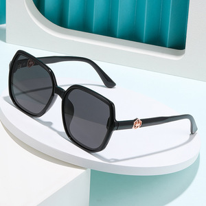 Lunettes de soleil polarisées carrées Ks 3863 pour femmes, protection UV400, monture en métal TR, verres TAC, couleur noire, style mode extérieur - Product Image 1