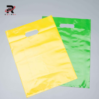 Sac de courses en plastique personnalisé à logo imprimé, sac d'emballage en plastique avec poignée découpée, sac de transport économique