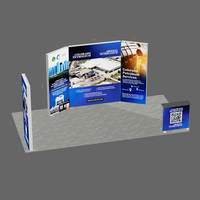 Stand de Exhibición Multipanel con 3 Paneles de Visualización Conectados y Mostrador de Recepción a Juego para Ferias Comerciales de la Industria de Lubricantes y Petróleo