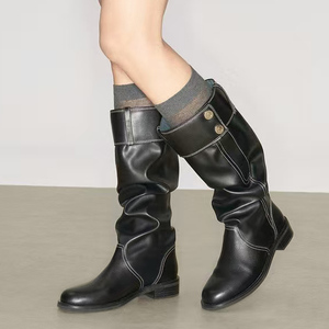 Botas altas holgadas de mujer con tacón plano, parte superior plisada con botón metálico, ajuste ancho, hasta la rodilla, con costuras - Product Image 2