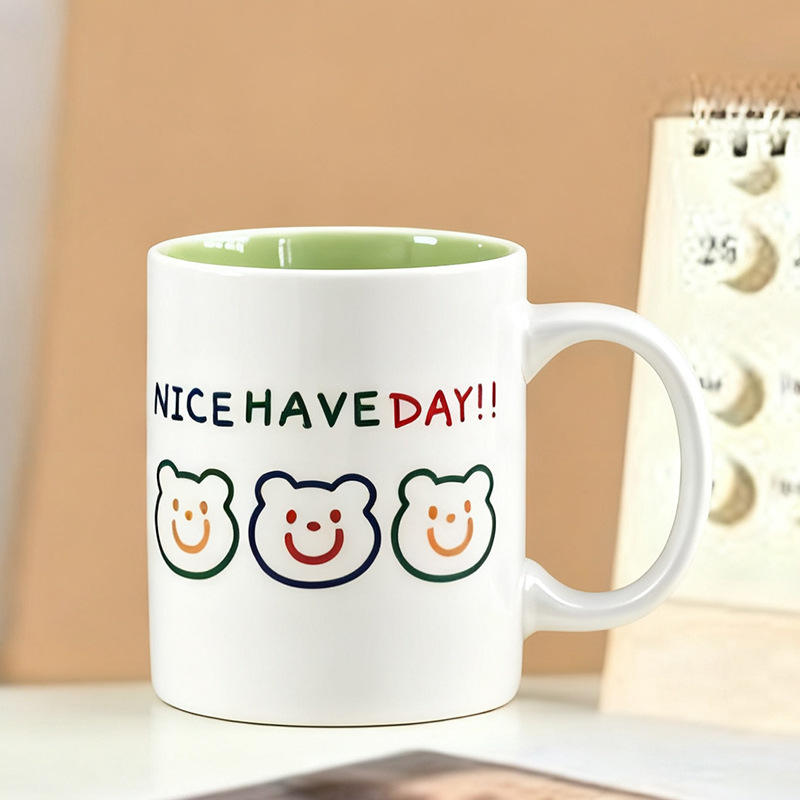 Tasse à visage souriant avec tête d'ours vert de guérison