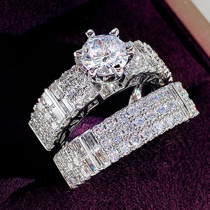 Anello di fidanzamento da donna in oro bianco con diamante naturale taglio brillante rotondo, colore D, con pietre laterali - Modello DJ030 - Product Image 2