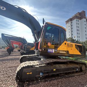 Excavatrice sur chenilles Volvo EC220 d'occasion, engin et équipement de génie civil et de construction de taille moyenne - Product Image 2
