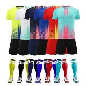 Ropa de fútbol profesional para hombres con impresión por sublimación hecha de material de rendimiento - Product Image 1