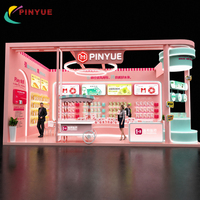 Stand d'exposition moderne rose menthe avec cadre LED, chariot mobile, présentoirs à niveaux, étagères rétroéclairées et un design jeune pour le commerce de détail