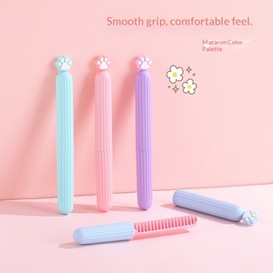 Peine de Viaje Compacto y Portátil Tipo Bolígrafo de Bambú para Niños, con Mango Suave para Peinar el Flequillo y el Cabello - Product Image 1
