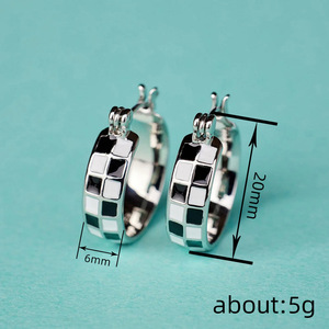 Orecchini a Scacchiera Chic per Donne, Stile Coreano, Gioielli Minimalisti alla Moda, Regalo Quotidiano - Product Image 4