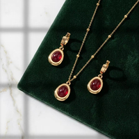 Parure de bijoux pour femme en acier inoxydable plaqué or 18 carats, collier avec pendentif ovale en pierre rouge et chaîne à billes perlée, boucles d'oreilles pendantes créoles Huggie, cadeau