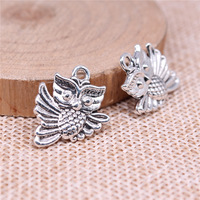 Breloque hibou ailé 17x16mm en alliage de zinc argent antique, pendentif oiseau à ailes écartées pour collier Woodland