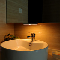 Robinet de lavabo moderne monotrou chaud/froid avec cartouche céramique et capteur sans contact à débit contrôlé