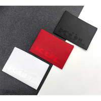 Étiquettes de couture de vêtement de cou de soin avec logo 3D personnalisé Étiquettes tissées thermocollantes en polyester pour vêtements, chapeaux et satin au centre