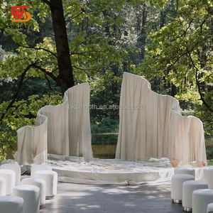 SMOOTH Arche décorative en métal blanc ondulé pour accessoires de mariage, avec draperie, chapiteau, chuppah, mandap et rideau de fond - Product Image 1