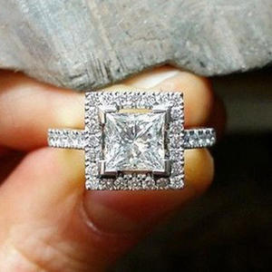 Anillo de compromiso de oro blanco natural con diamante talla princesa F865 para mujer, color D, con diamantes laterales - Product Image 2