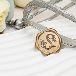 Sceau de cire rond en papier métallisé coloré avec manche en bois, motif ange et croix fait main pour cartes de mariage et emballages - Product Image 4