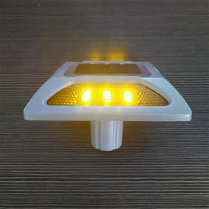 ไฟสะท้อนแสงติดถนนแบบโซลาร์เซลล์ IP68 6 LED รูปตาแมว สำหรับการมองเห็นสูง - Product Image 1