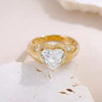Bague de fiançailles élégante en or jaune 18 carats avec diamant de laboratoire taille cœur étincelant et serti en éclat lumineux pour femme