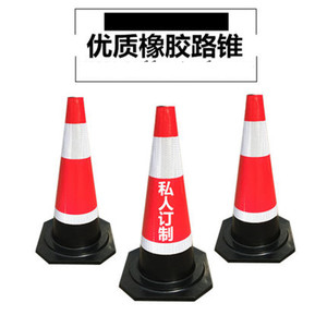 Cônes de signalisation routière en caoutchouc de 70 cm de haut, réfléchissants, avec base lestée pour une utilisation en matière de sécurité routière - Product Image 1