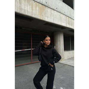 Ensemble de survêtement noir confortable, coupe-vent et respirant, avec logo 'E' personnalisé imprimé et design en strass, pour le streetwear et le jogging - Product Image 2