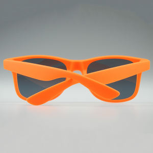 Venta al por mayor 2025 UV400 gafas de sol nueva tendencia de goma naranja lindo logotipo personalizado negro/blanco marco colores para ocasiones de verano PC - Product Image 3